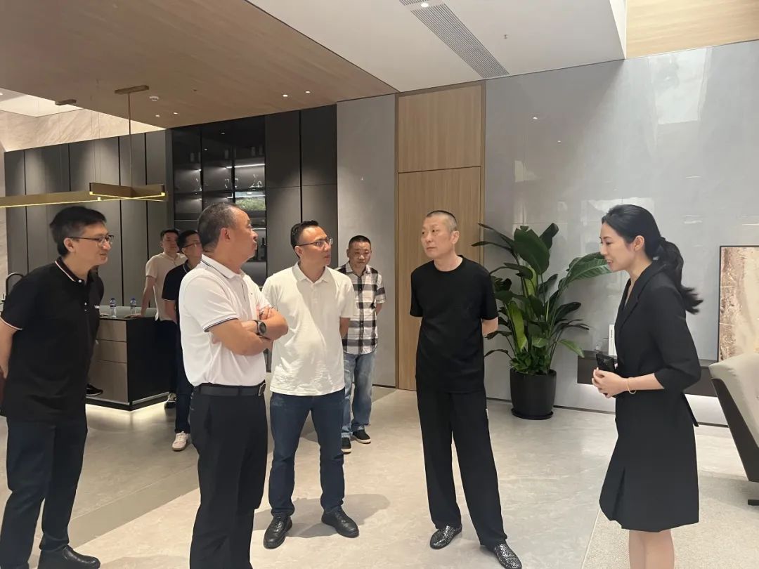 共話家居發(fā)展新趨勢｜湖南千思裝飾集團(tuán)張董一行蒞臨鷹牌總部參觀交流